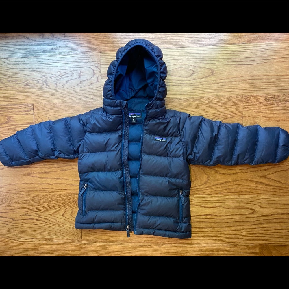 Patagonia size small (5-6) kids Hi-Loft down sweater hoody in navy blue